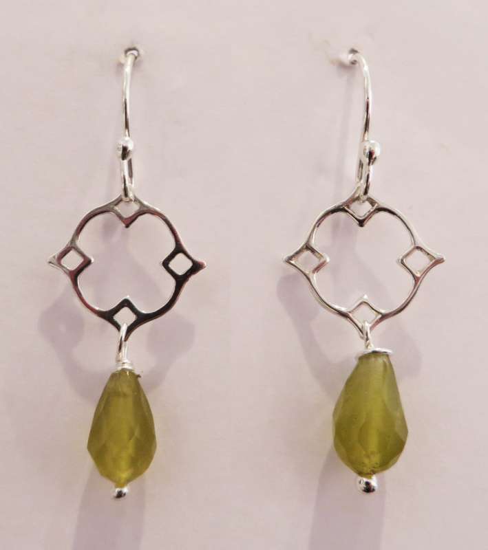 Silver Victoria clover drop earrings (peridot)